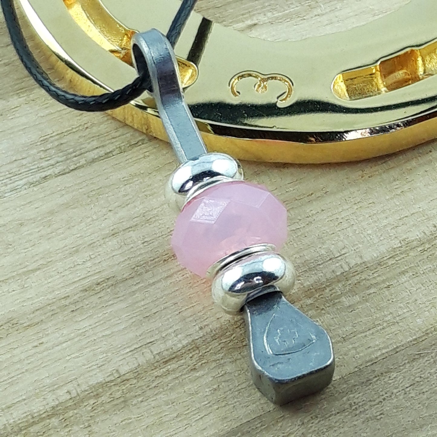 Glücksbringer mit Hufnägel und facettierter Perle