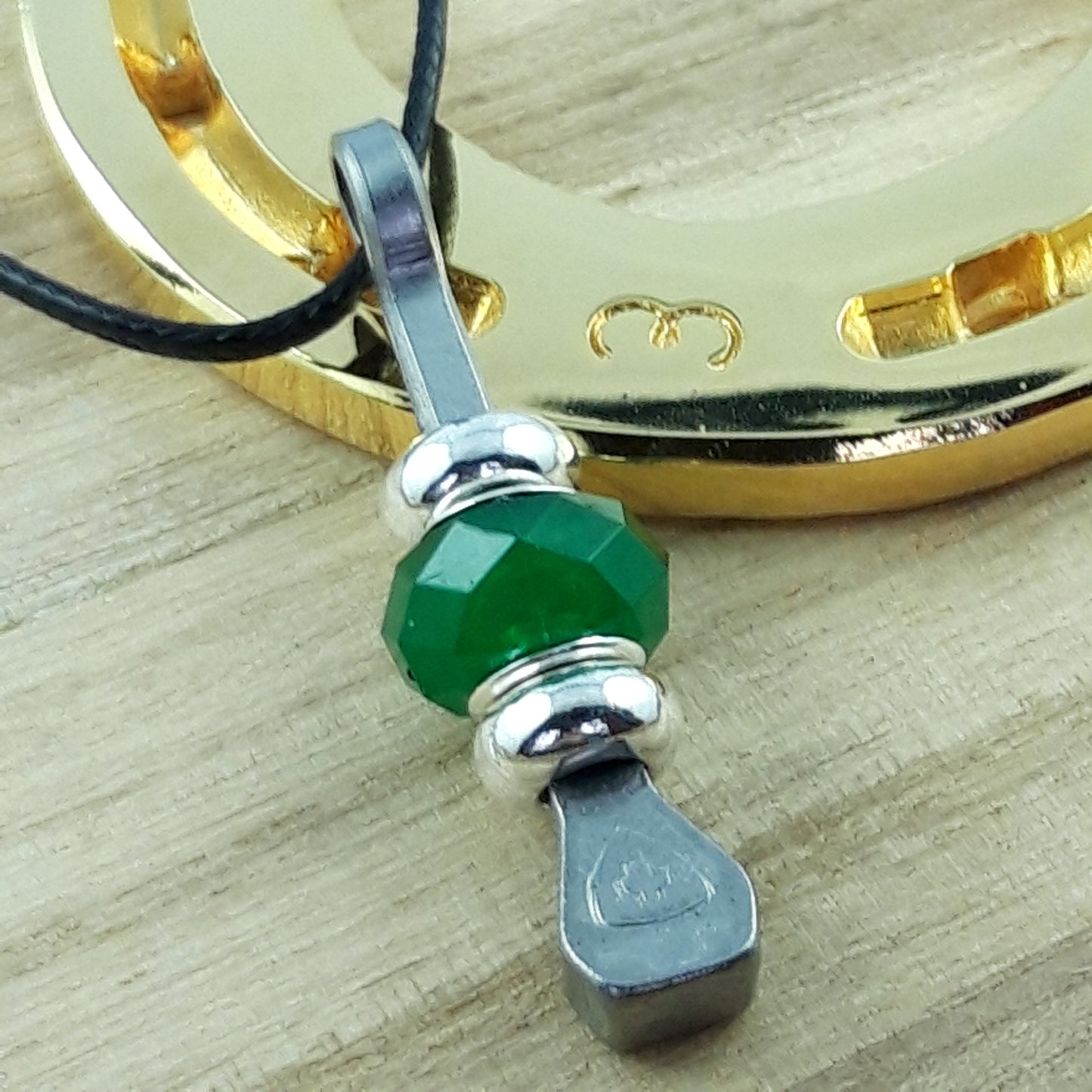 Glücksbringer mit Hufnägel und facettierter Perle