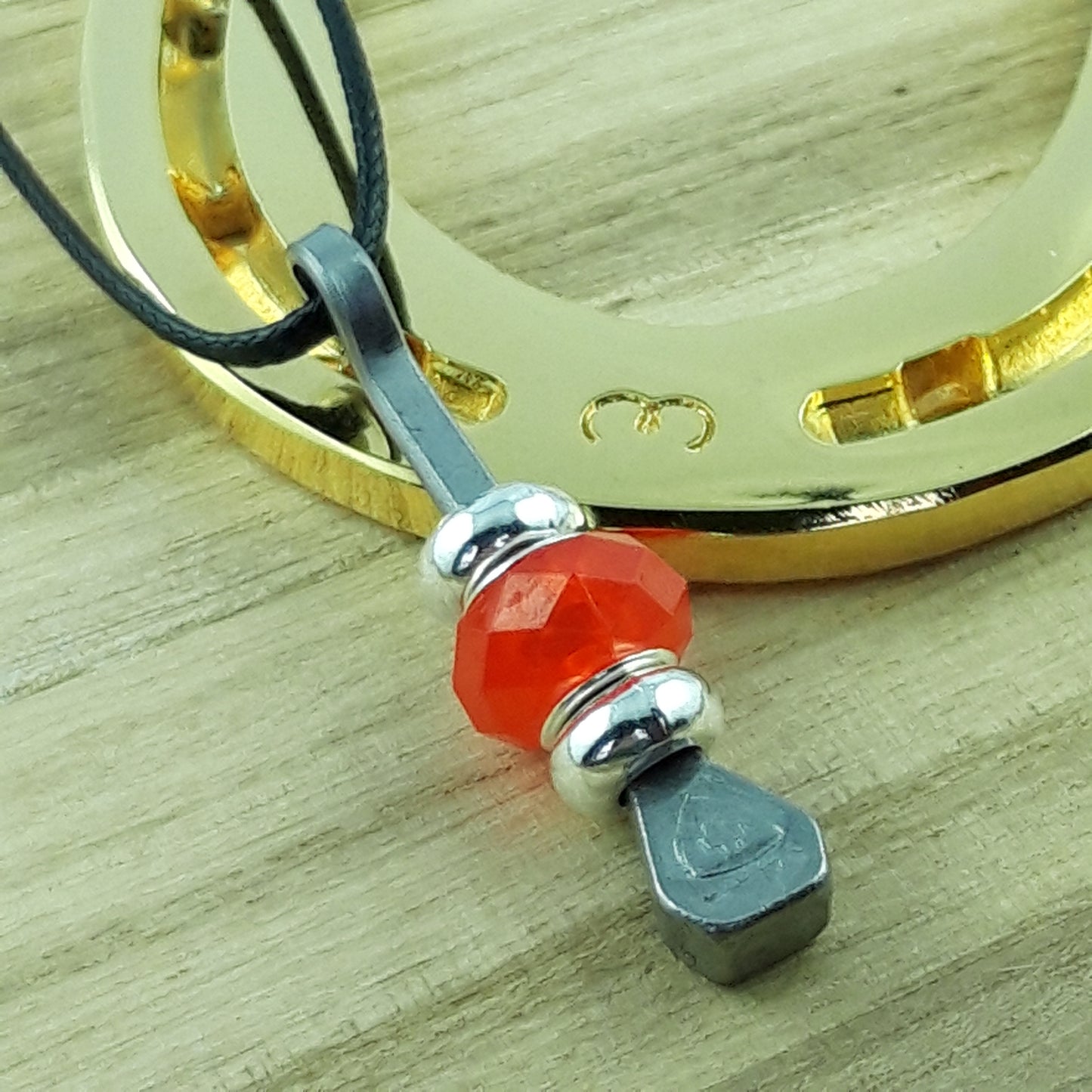 Glücksbringer mit Hufnägel und facettierter Perle