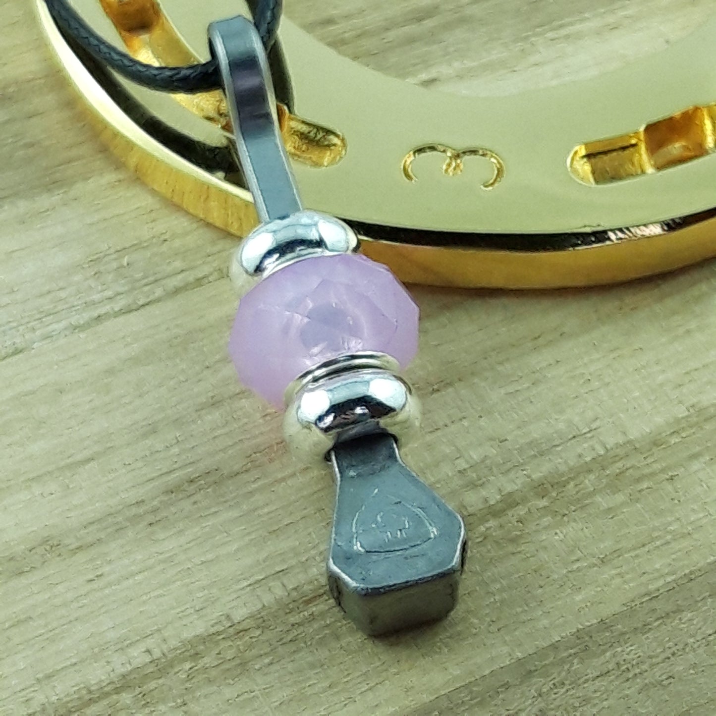 Glücksbringer mit Hufnägel und facettierter Perle