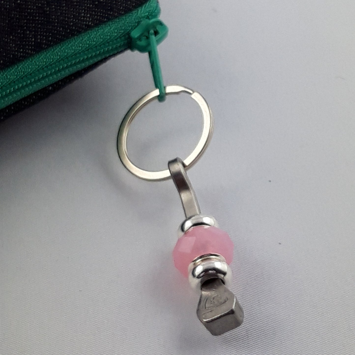 Glücksbringer mit Hufnägel und facettierter Perle