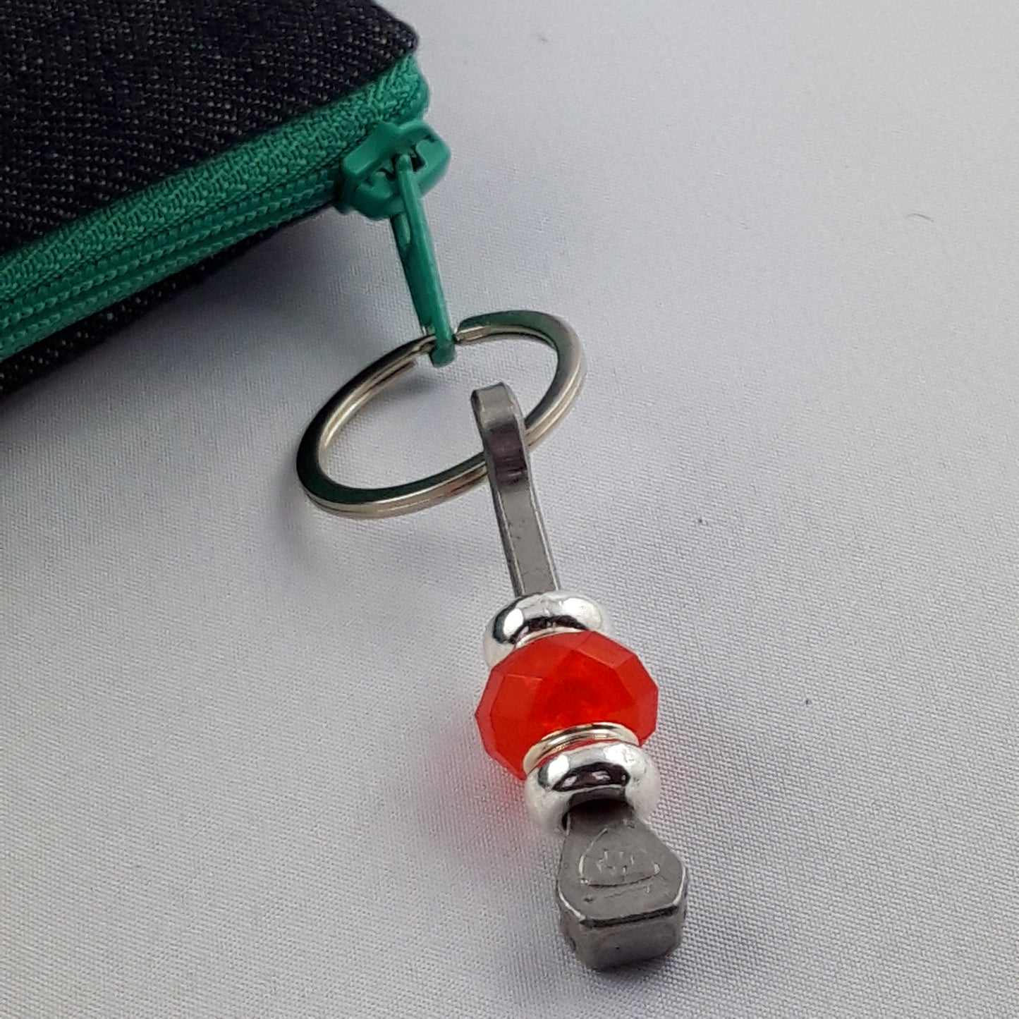 Glücksbringer mit Hufnägel und facettierter Perle