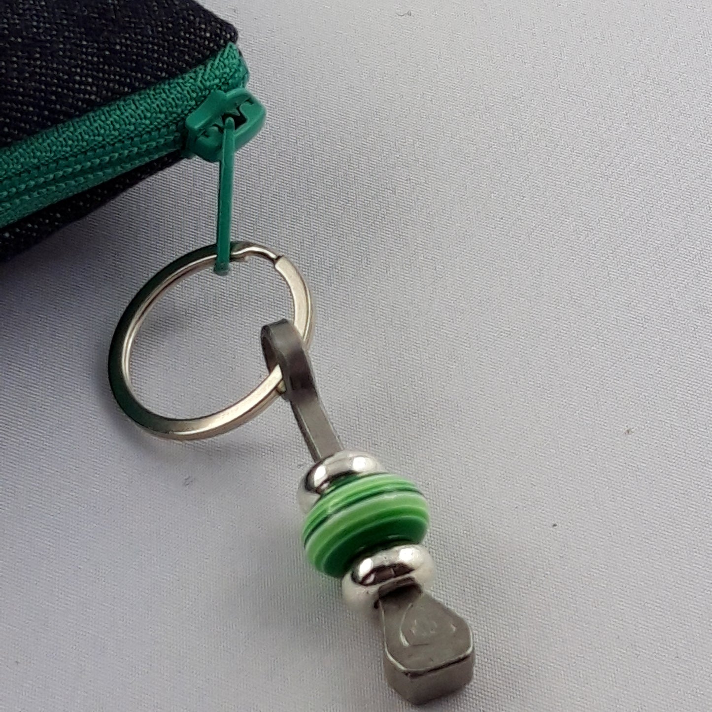 Glücksbringer mit Hufnagel und gestreifter Perle