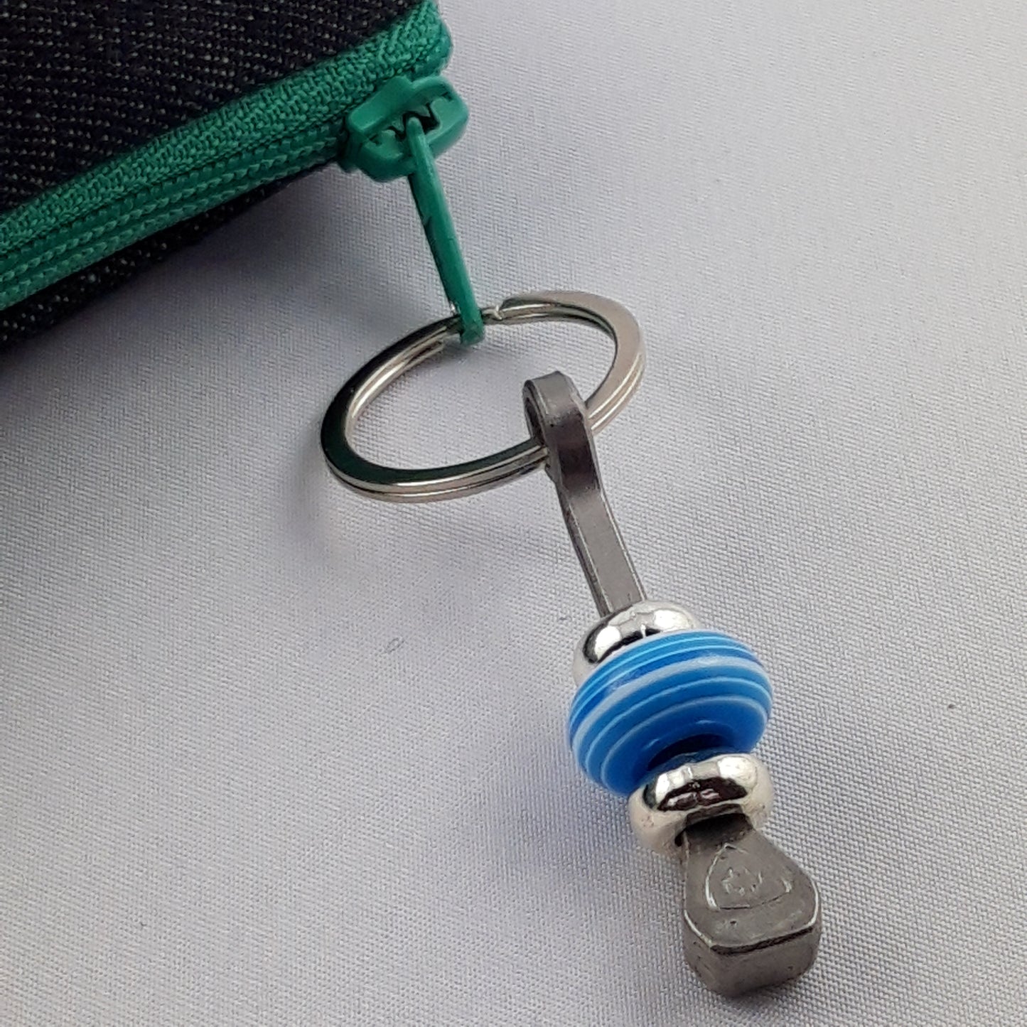 Glücksbringer mit Hufnagel und gestreifter Perle
