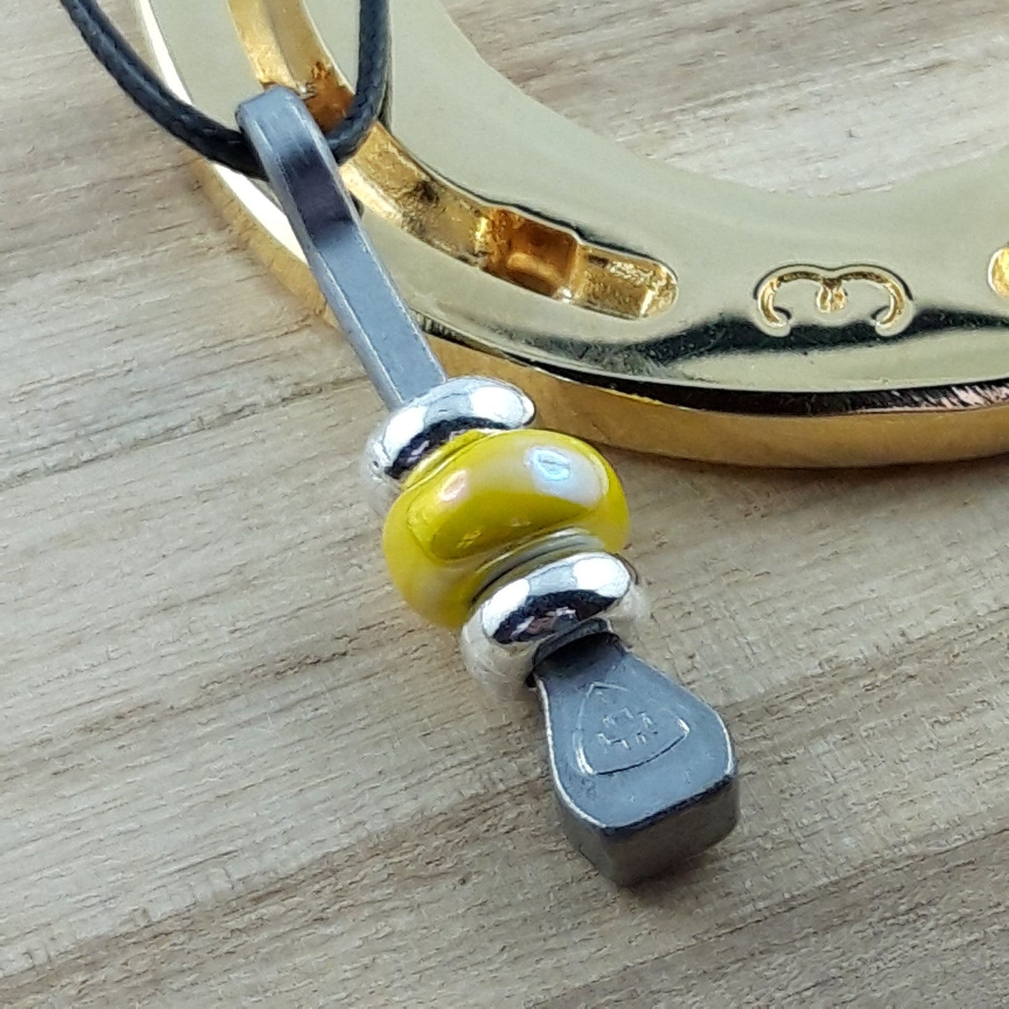 Glücksbringer mit Hufnagel mit Keramikperle