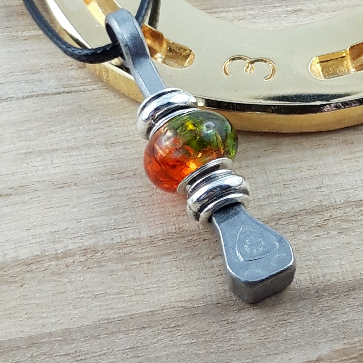 Glücksbringer mit Hufnagel und bunten Perlen