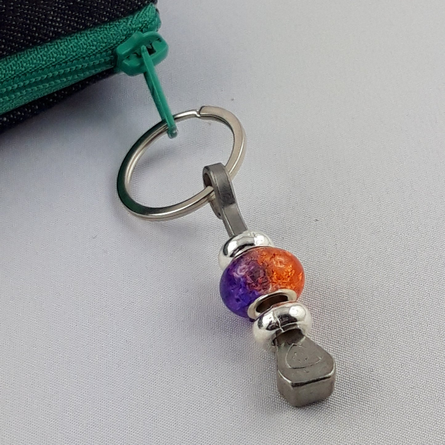 Glücksbringer mit Hufnagel und bunten Perlen