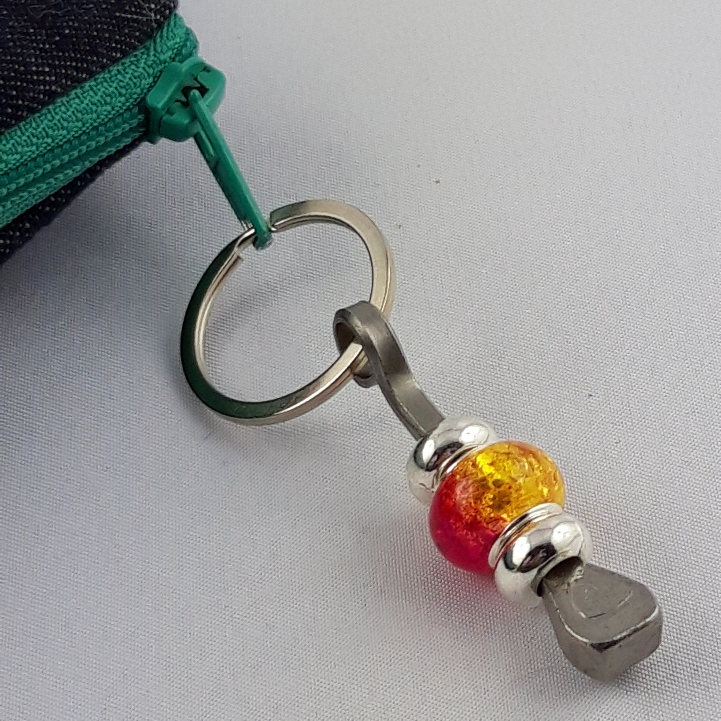Glücksbringer mit Hufnagel und bunten Perlen