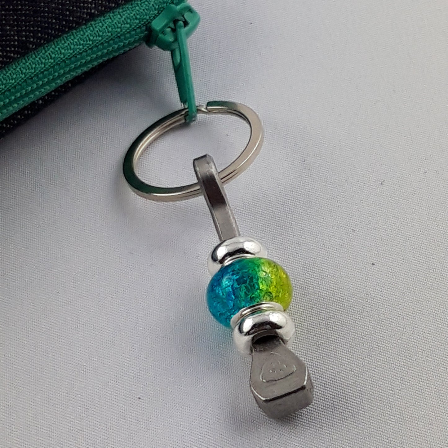 Glücksbringer mit Hufnagel und bunten Perlen