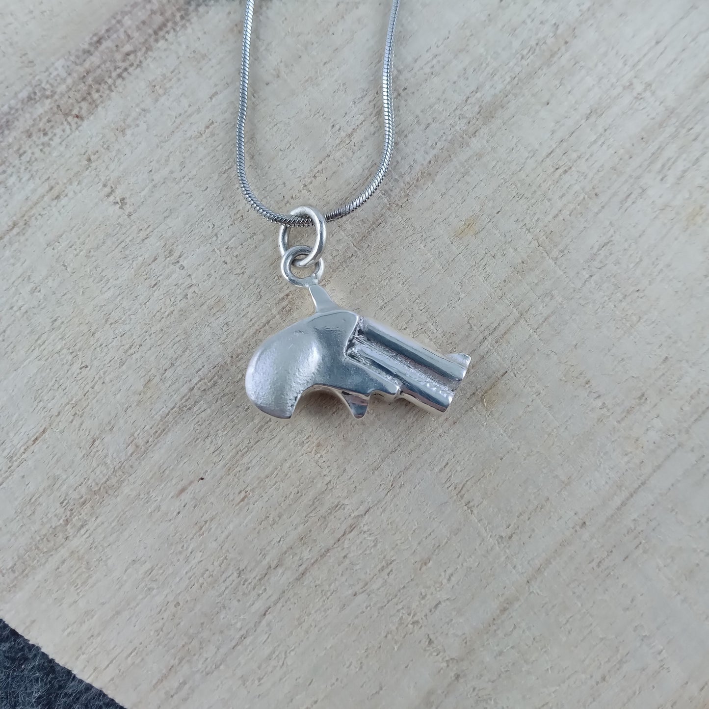 Kette mit Anhänger "Deringer" aus Silber