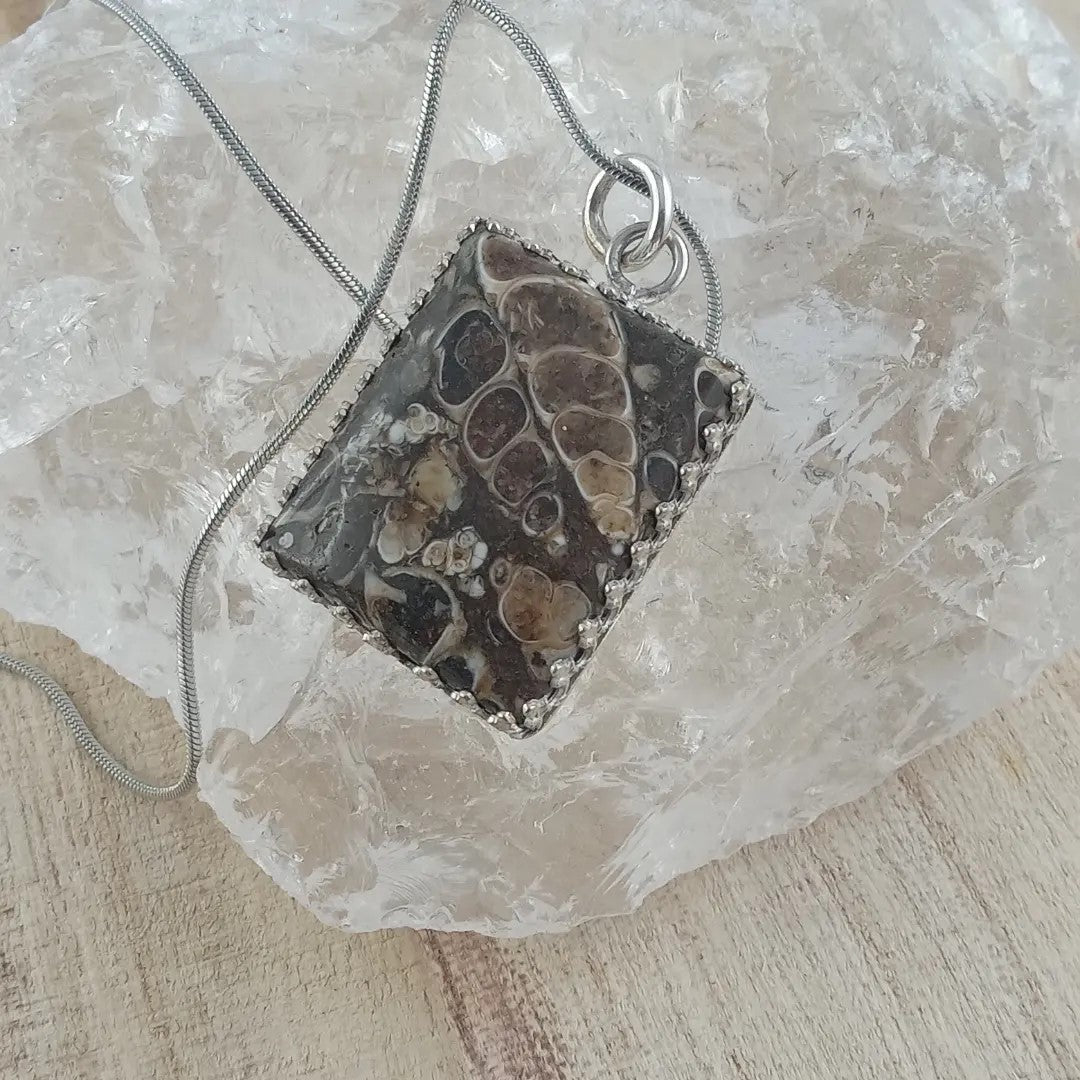 Anhänger mit fossilen Schnecken (925er Silber)