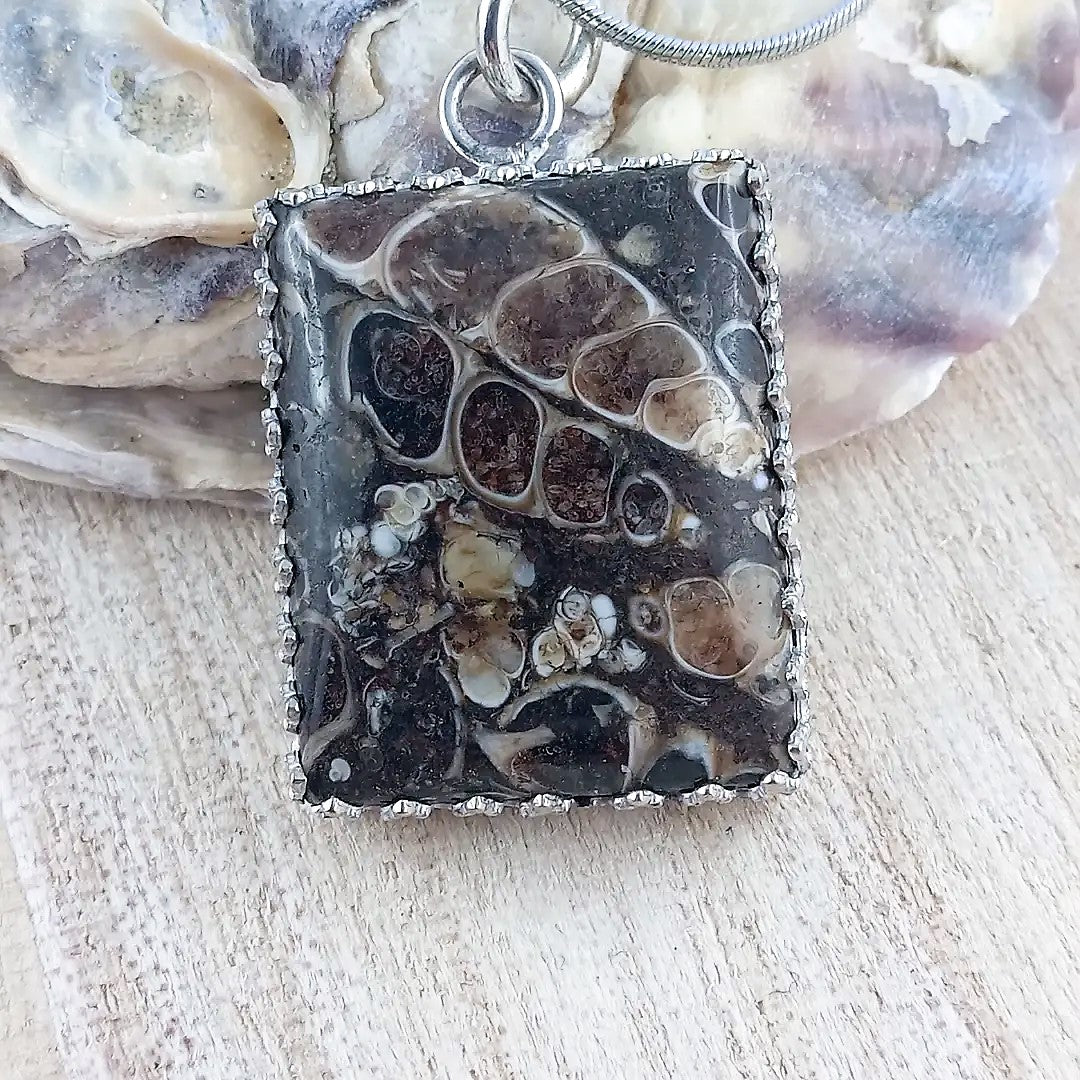 Anhänger mit fossilen Schnecken (925er Silber)