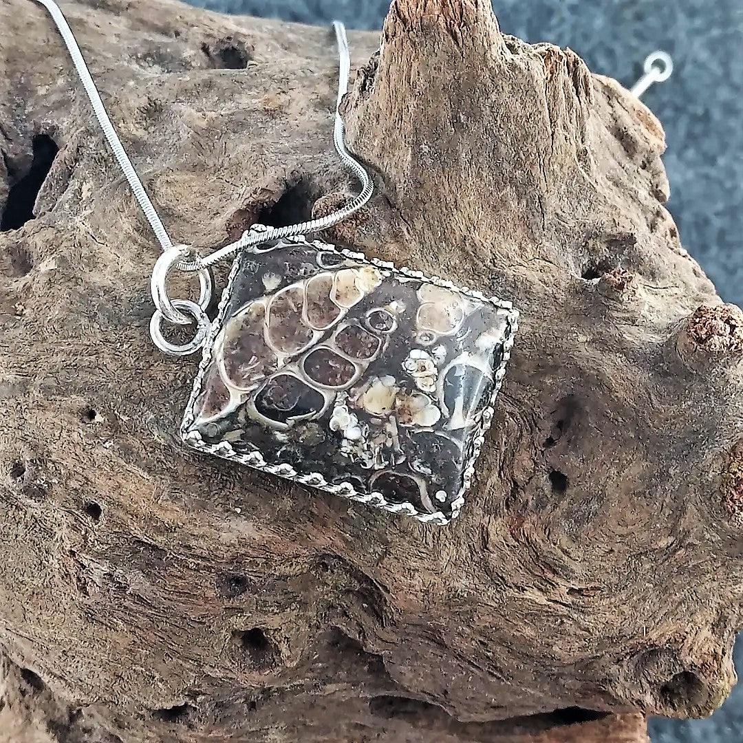 Anhänger mit fossilen Schnecken (925er Silber)