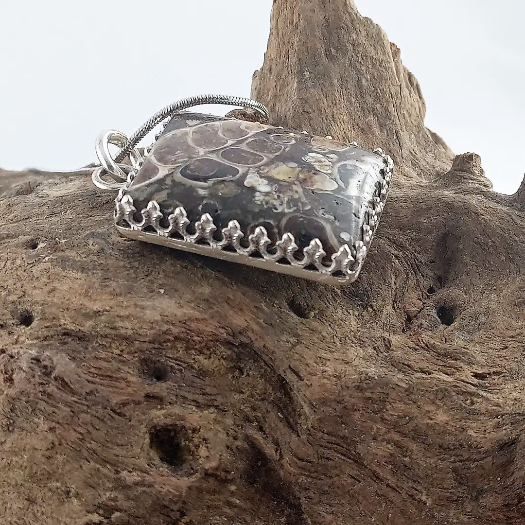 Anhänger mit fossilen Schnecken (925er Silber)