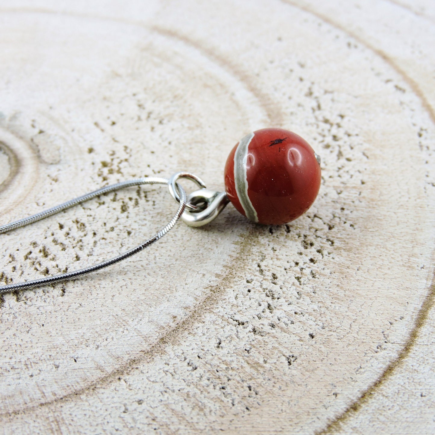 Chain with great patterned ball pendant