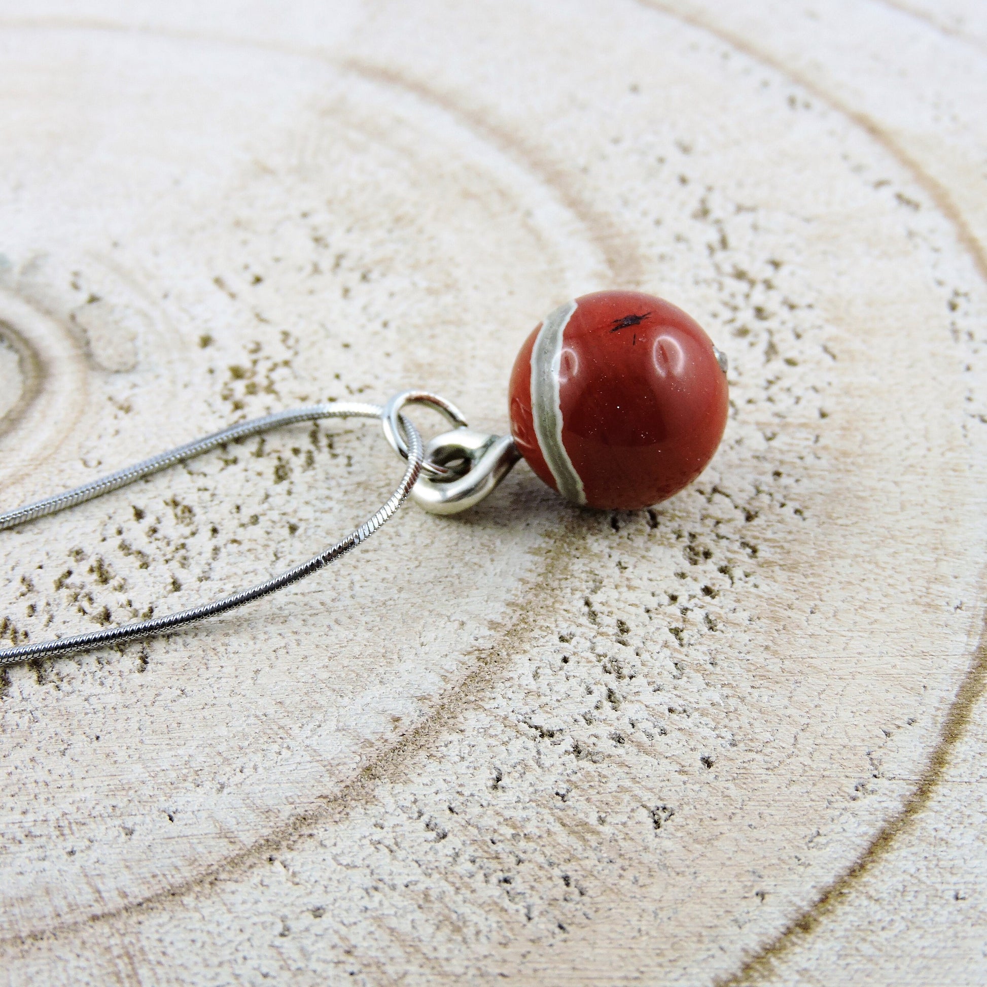 Chain with great patterned ball pendant