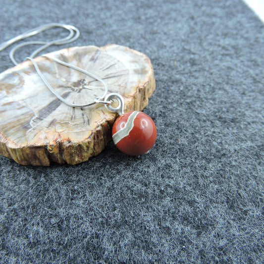 Chain with great patterned ball pendant