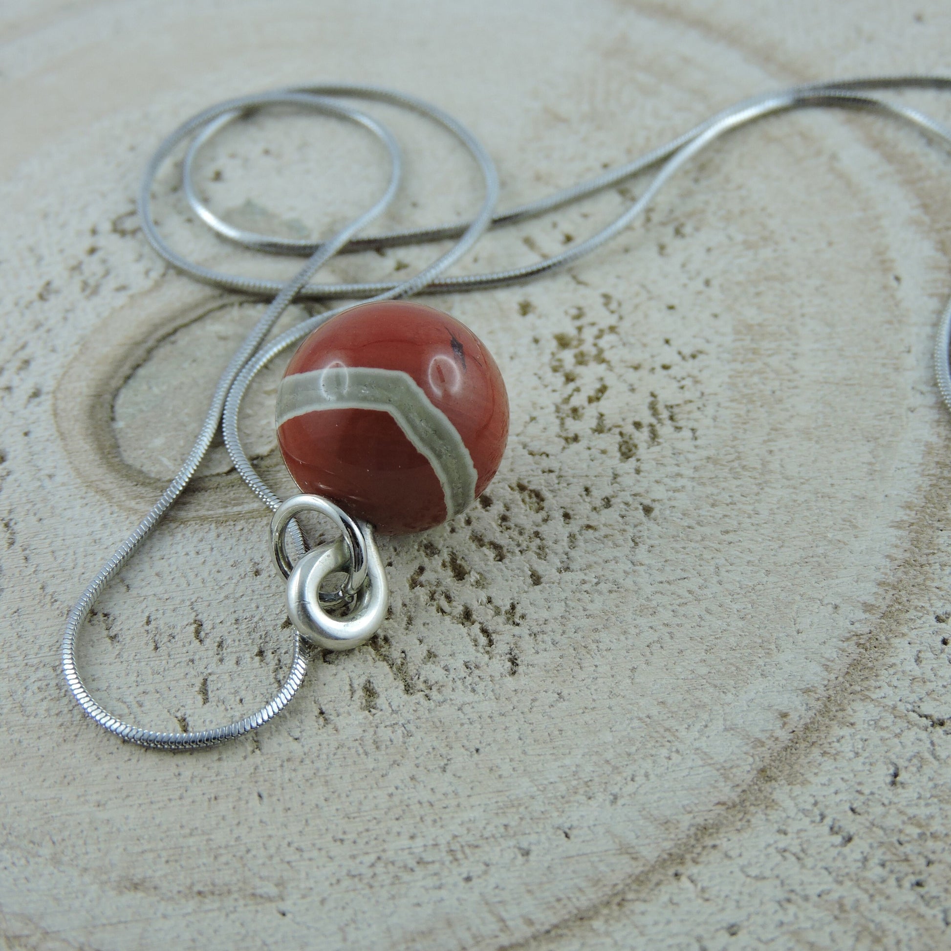 Chain with great patterned ball pendant