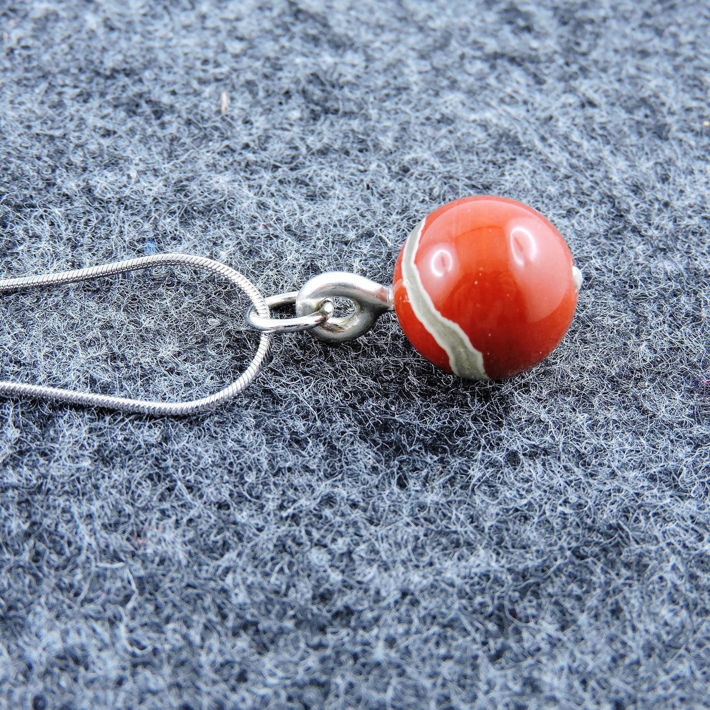 Chain with great patterned ball pendant