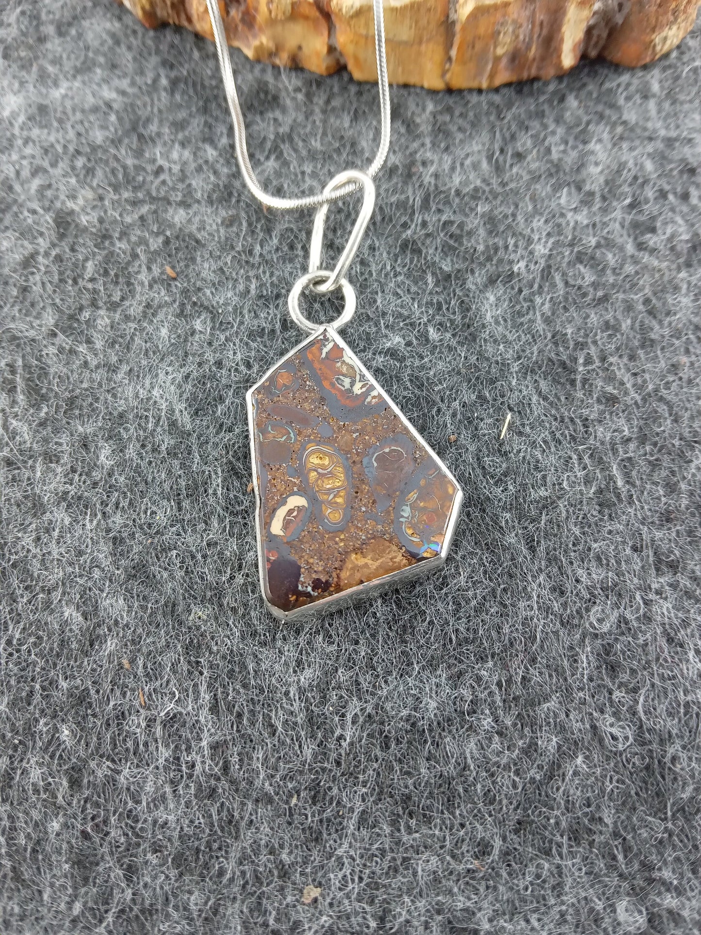 Kette mit Anhänger aus Silber und Boulderopal