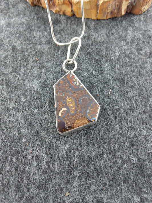 Kette mit Anhänger aus Silber und Boulderopal