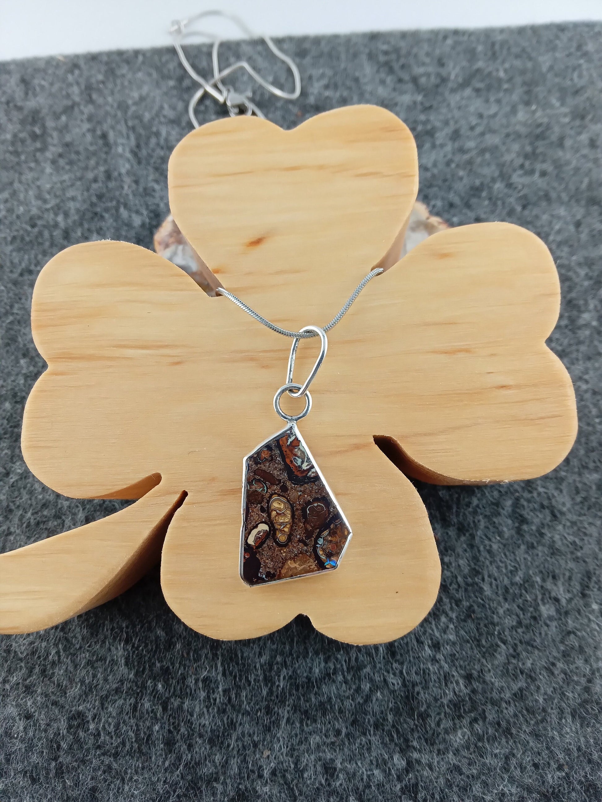 Kette mit Anhänger aus Silber und Boulderopal