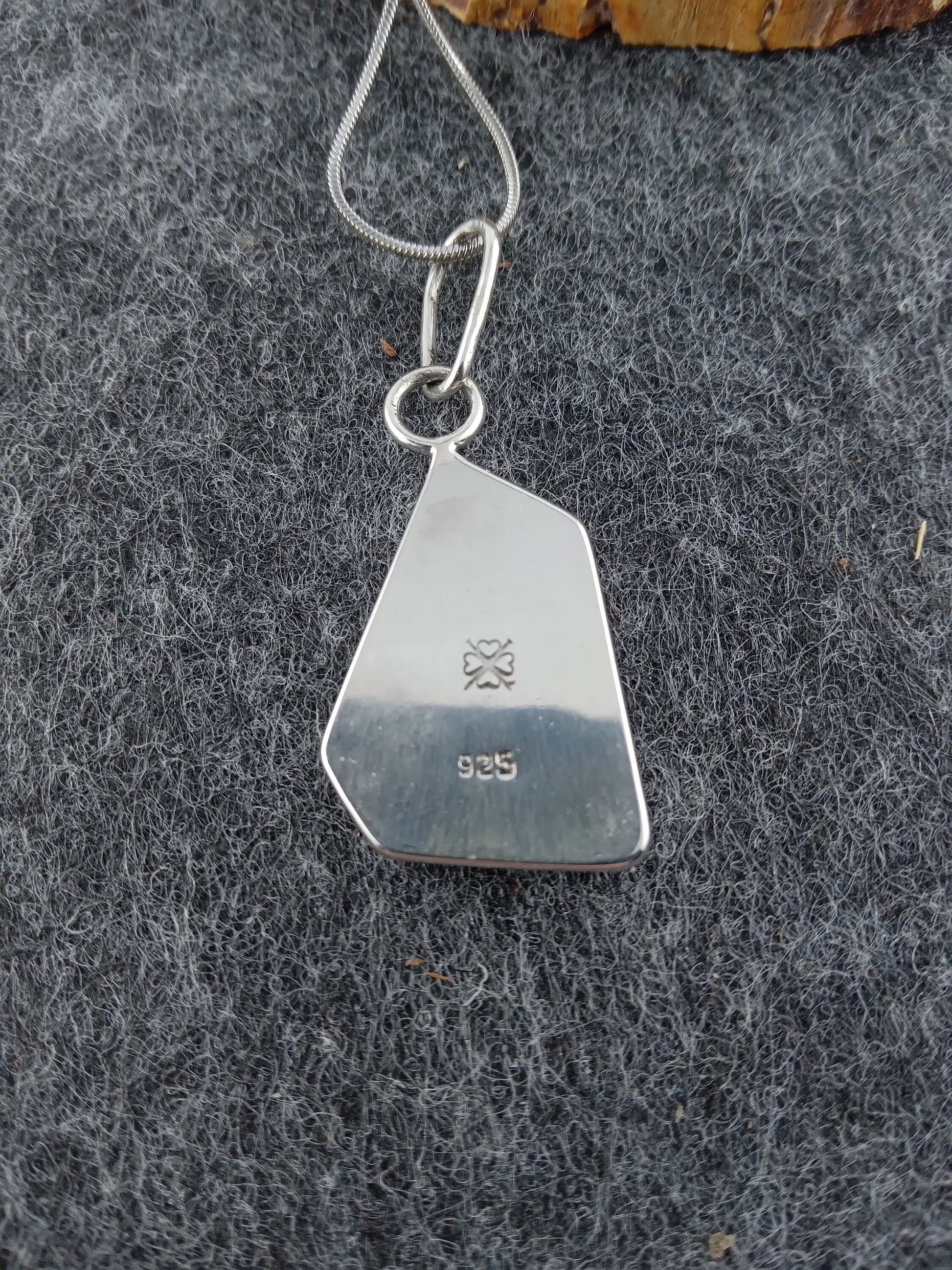 Kette mit Anhänger aus Silber und Boulderopal