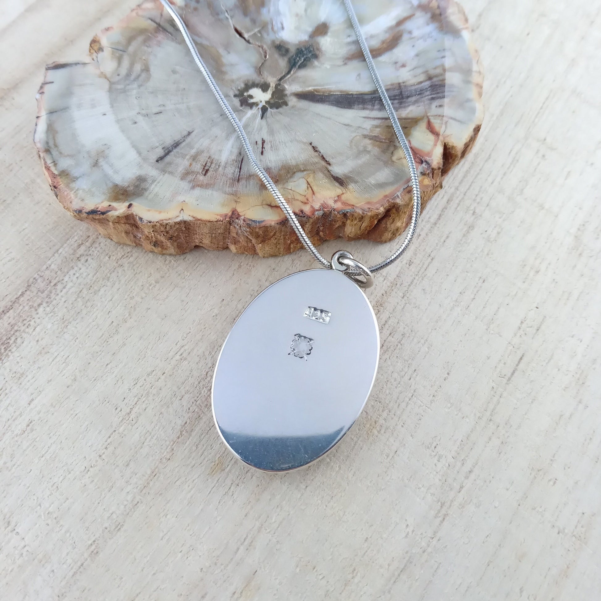 Necklace with pendant in silver and agate