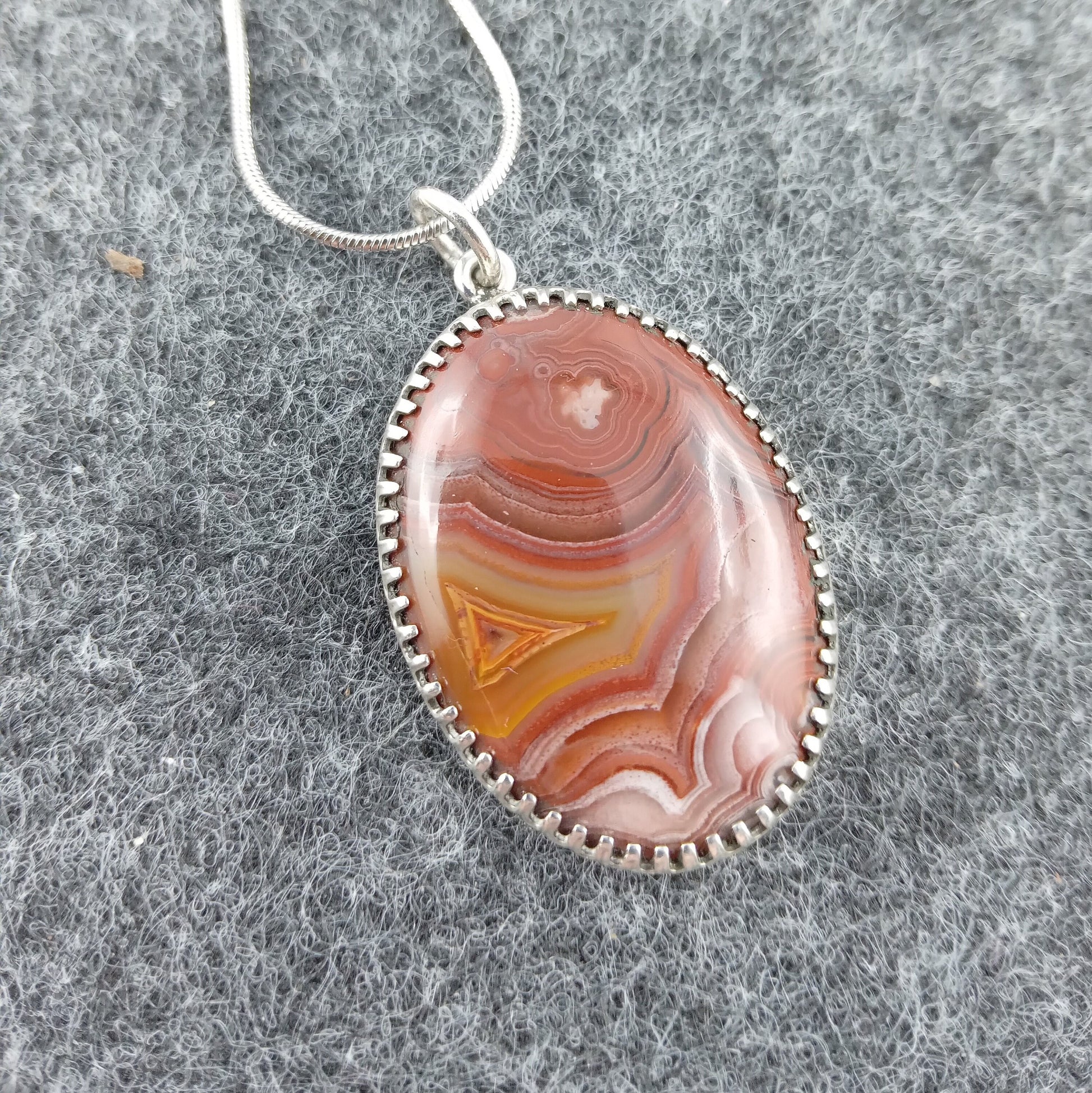 Necklace with pendant in silver and agate