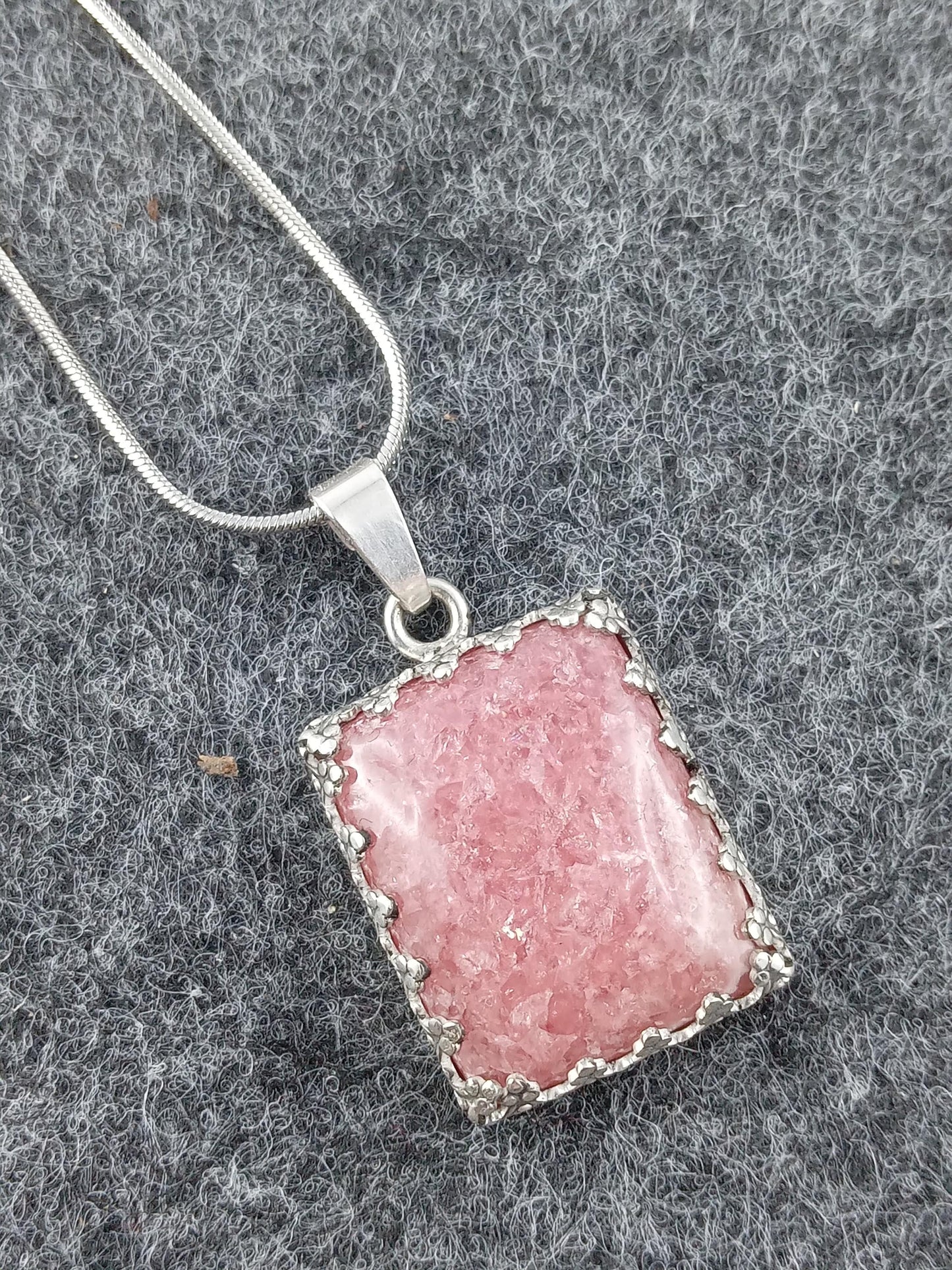 Necklace with pendant in silver and rhodochrosite