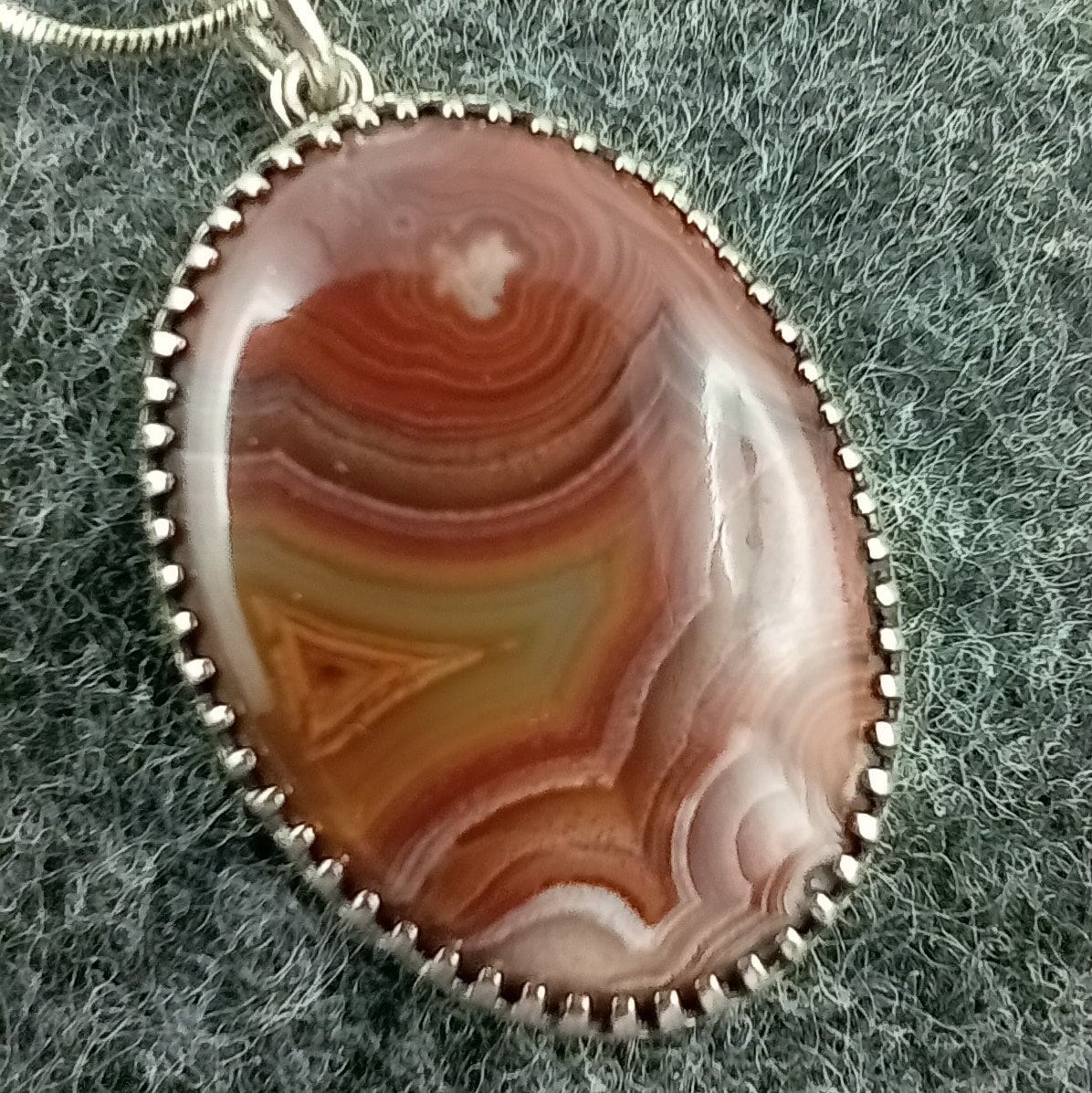 Necklace with pendant in silver and agate