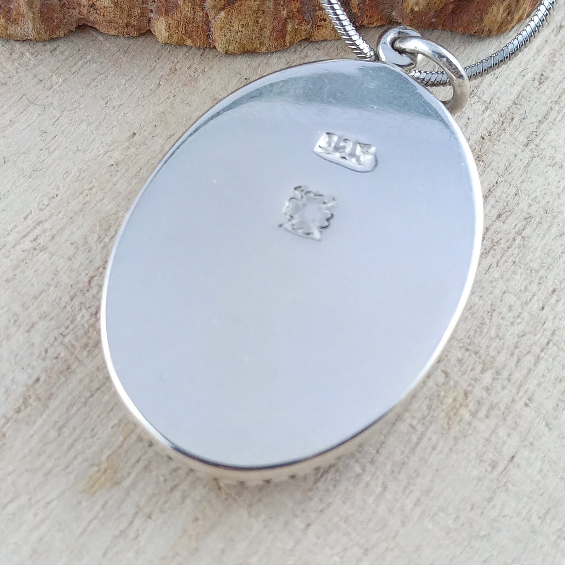 Necklace with pendant in silver and agate