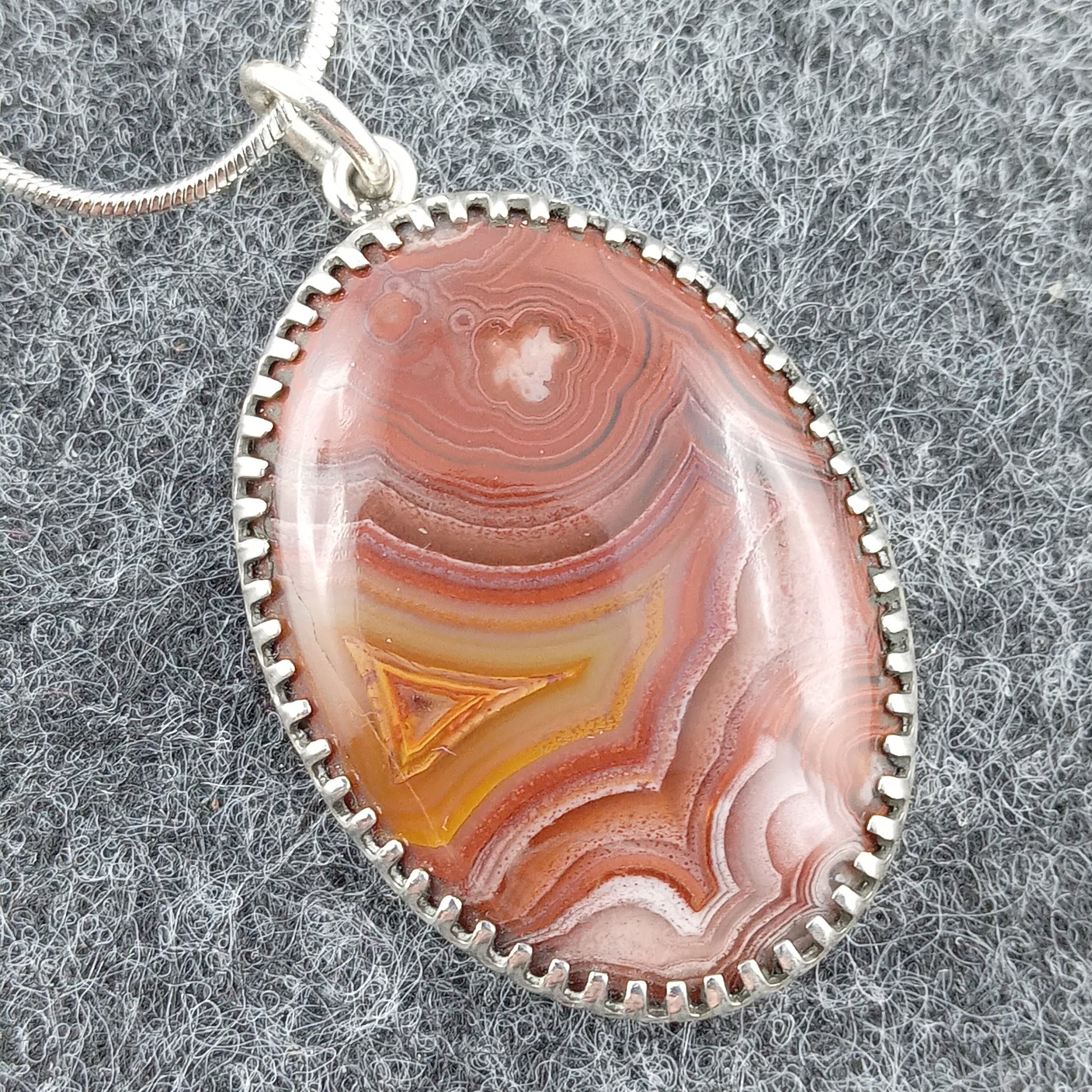 Necklace with pendant in silver and agate