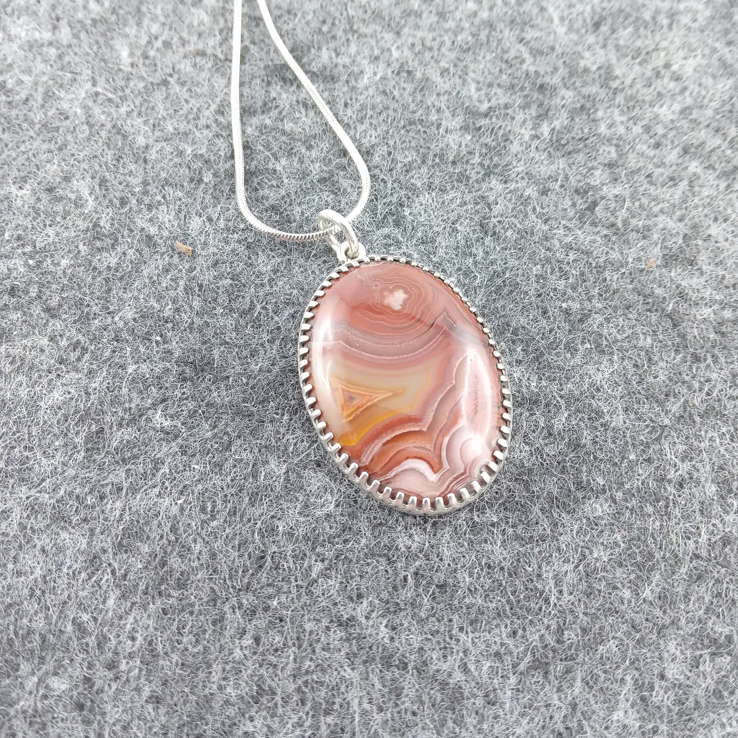 Necklace with pendant in silver and agate