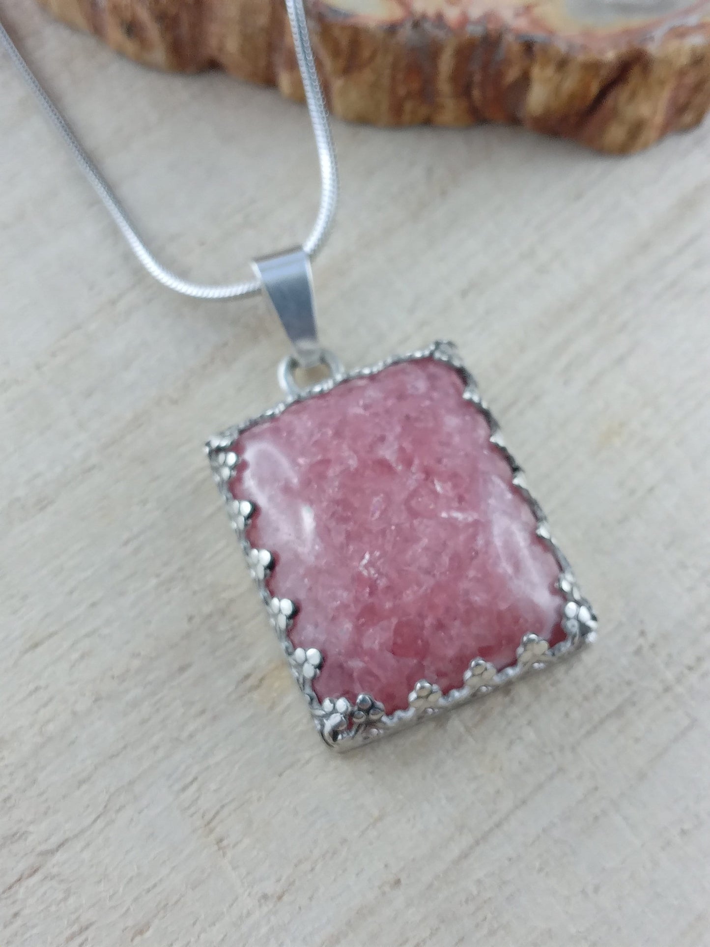 Necklace with pendant in silver and rhodochrosite