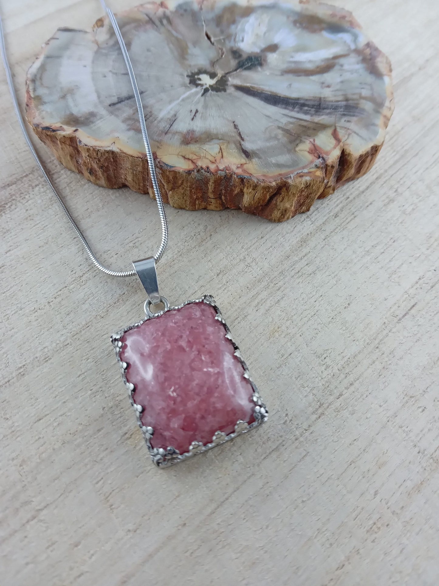 Necklace with pendant in silver and rhodochrosite
