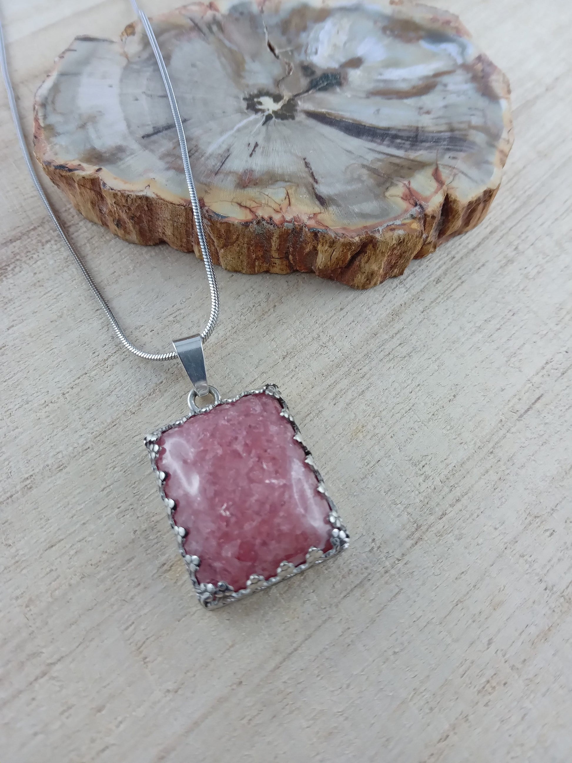 Necklace with pendant in silver and rhodochrosite