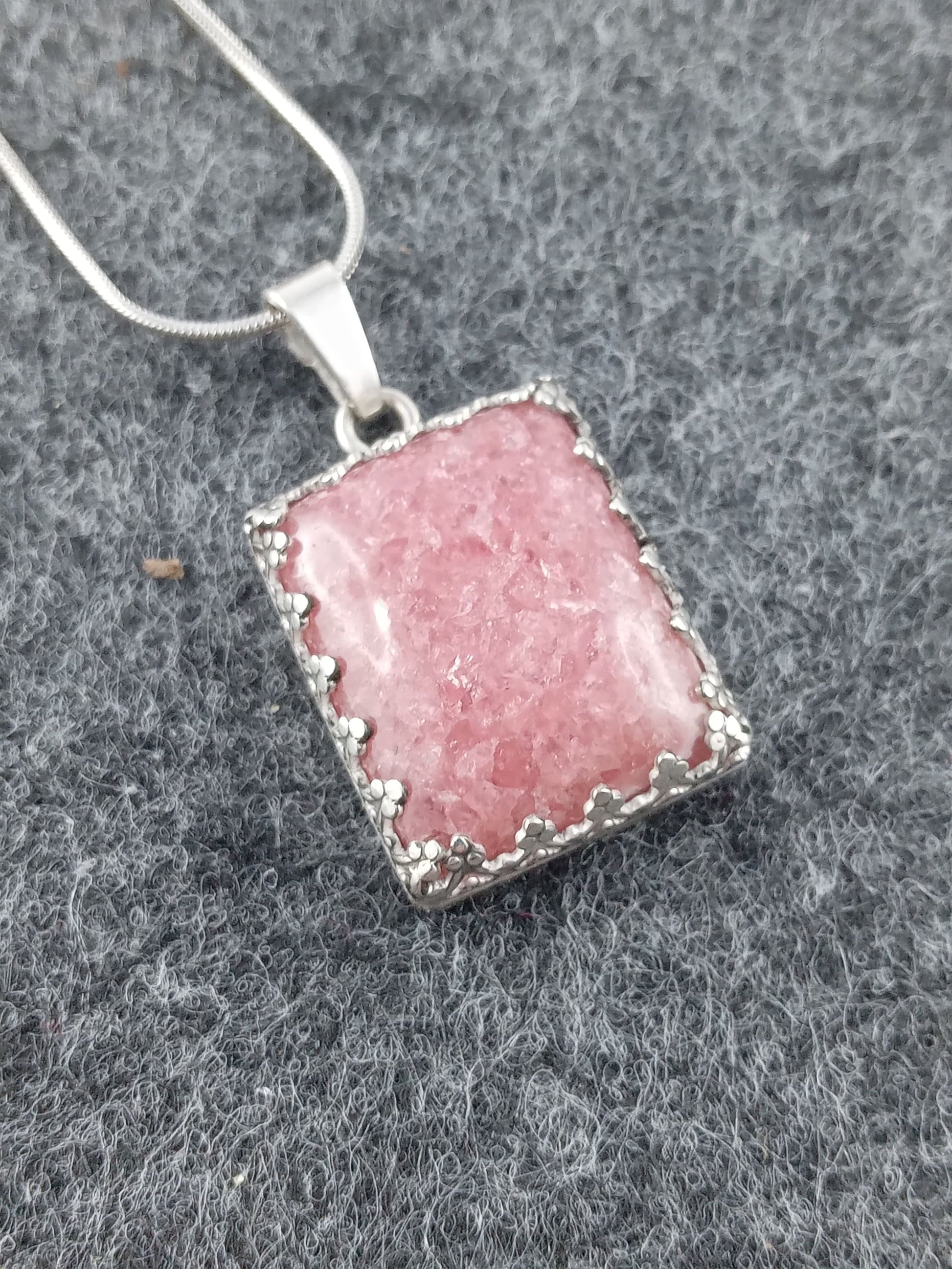 Necklace with pendant in silver and rhodochrosite