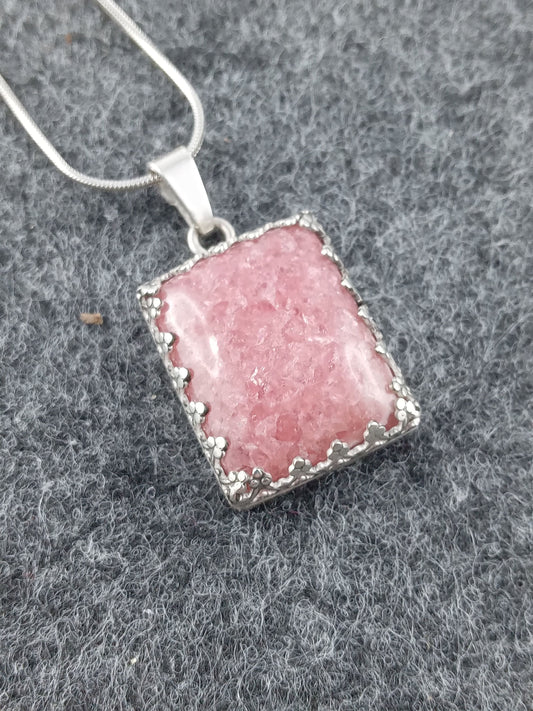 Necklace with pendant in silver and rhodochrosite